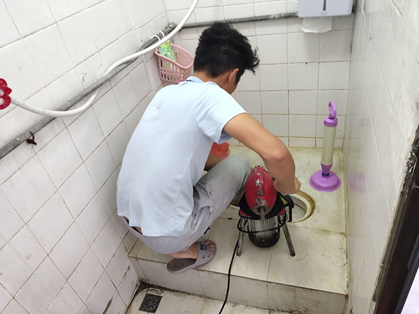纳溪管道堵塞冒臭气 专业师傅现场解决问题