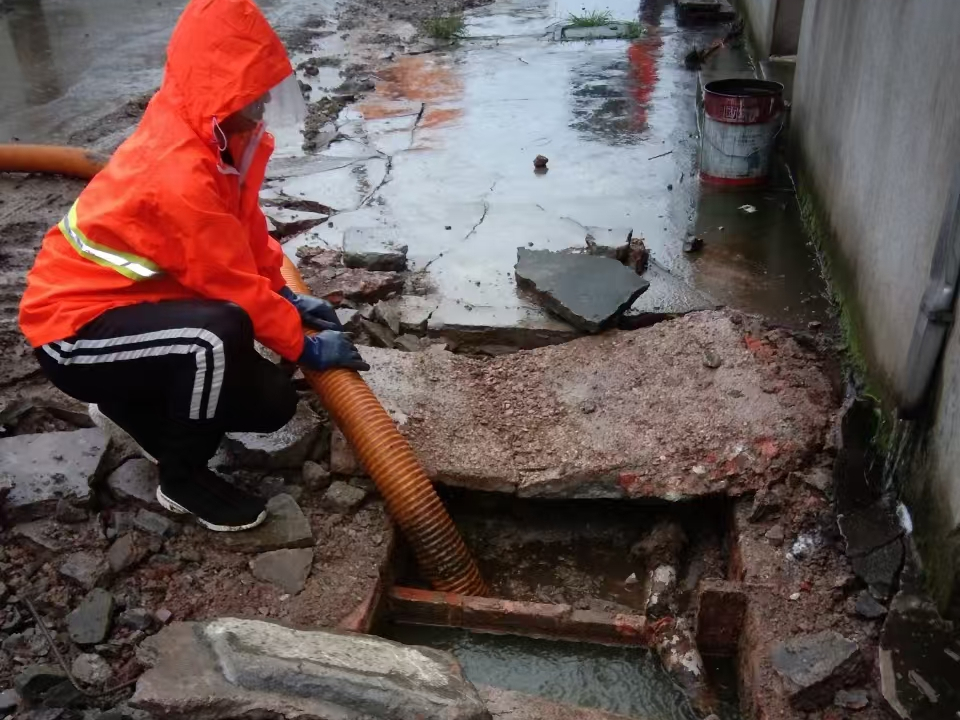 纳溪专业清理污水池 炜誉市政以规范流程守护城市 “肠道”